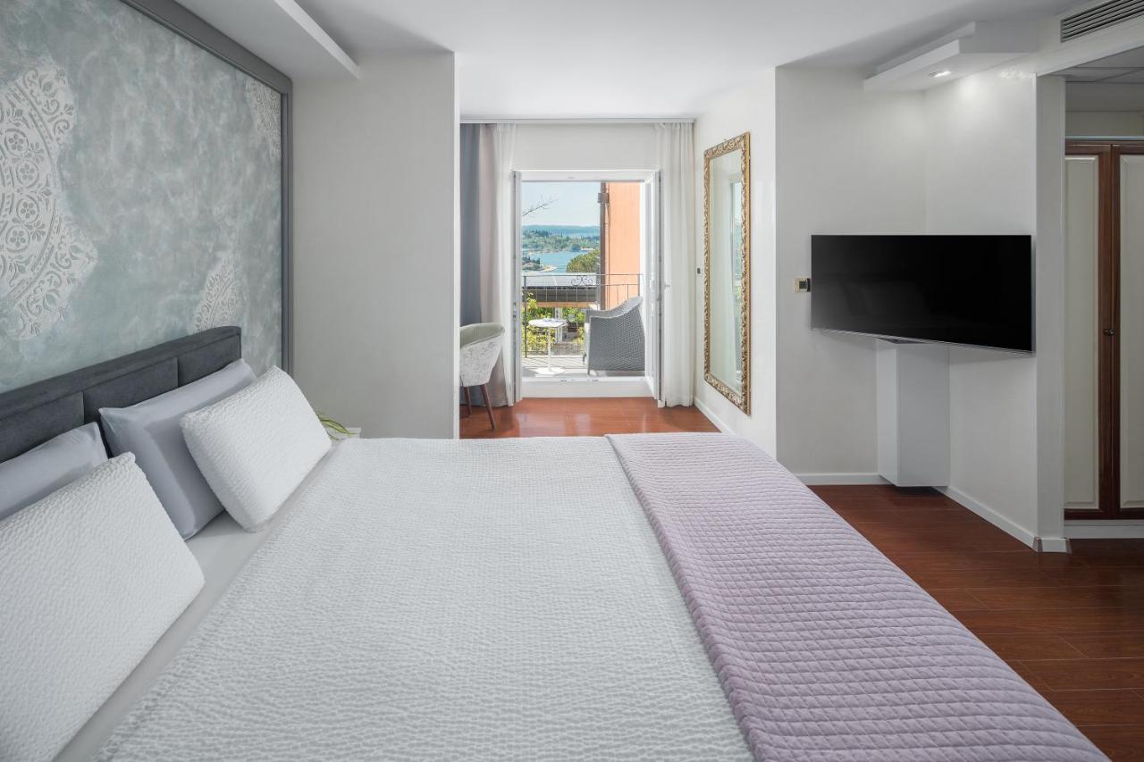 Superior Triple Room Balcony partial Sea View
